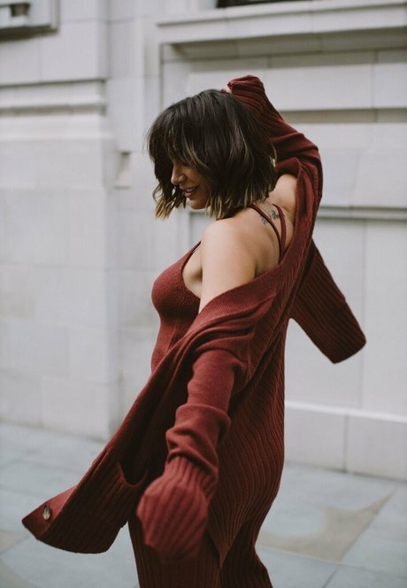 Frankie Bridge onlyfans striptease