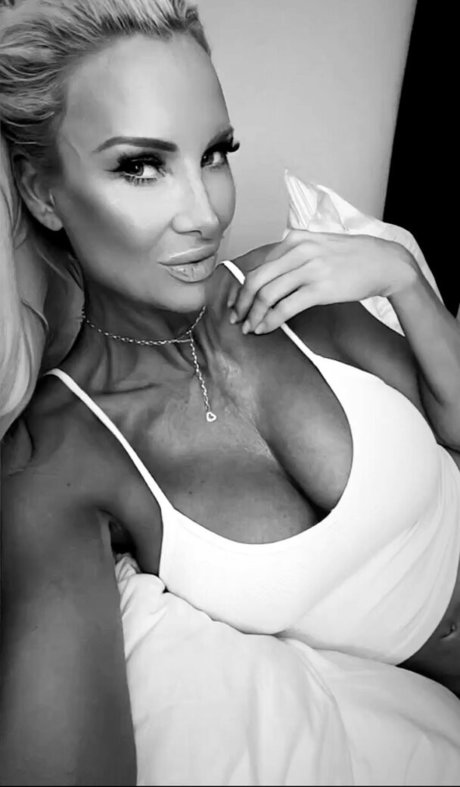 Disco Mammi onlyfans striptease