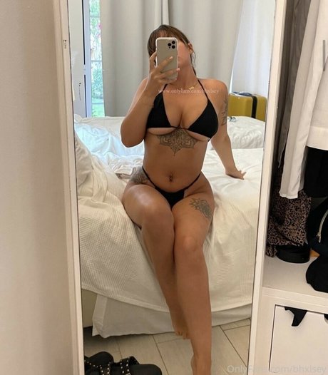 brunette wife onlyfans free illustration