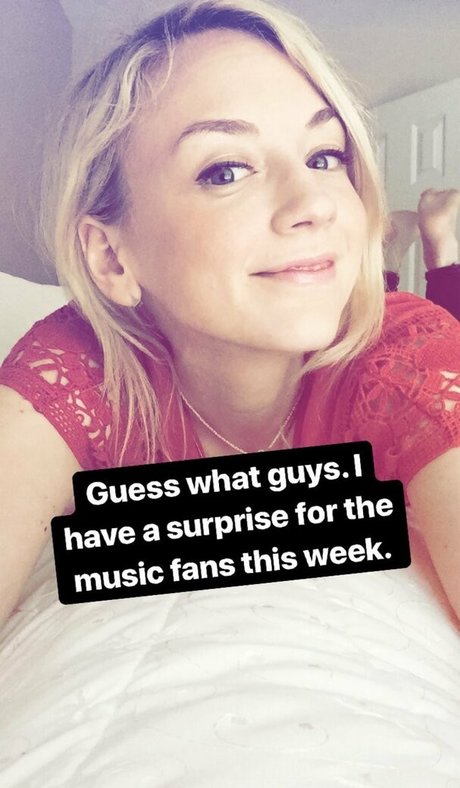 Emily Kinney onlyfans leajs