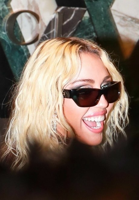 curvy girls onlyfans hot porn depiction