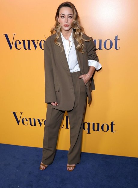 Chloe Bennet onlyfans porno