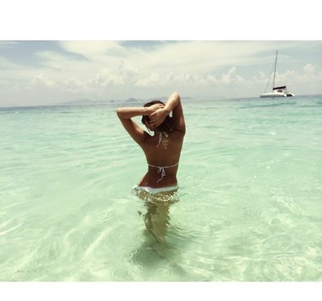 Chloe Bennet nude onlyfans pics