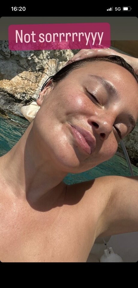 Gizzi Erskine onlyfans ass