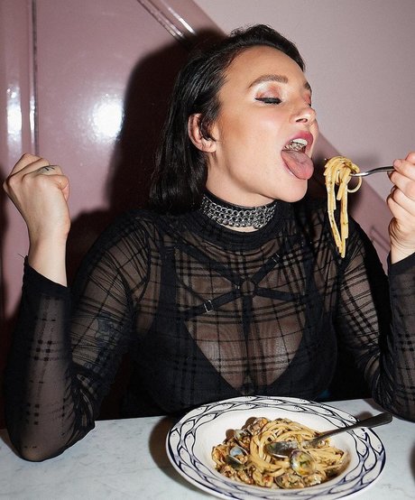 Gizzi Erskine onlyfans leaked naked