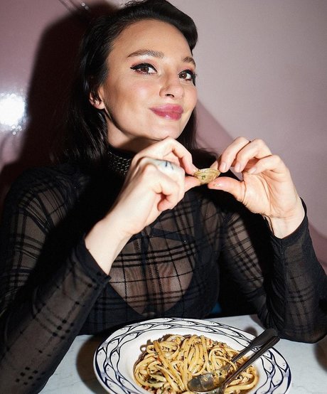 Gizzi Erskine onlyfans strip tease