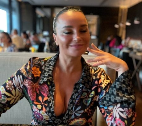 Gizzi Erskine onlyfans sexy