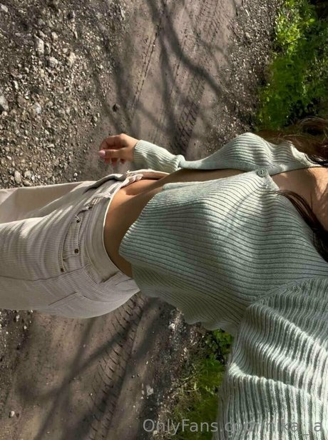 nika la Profile image