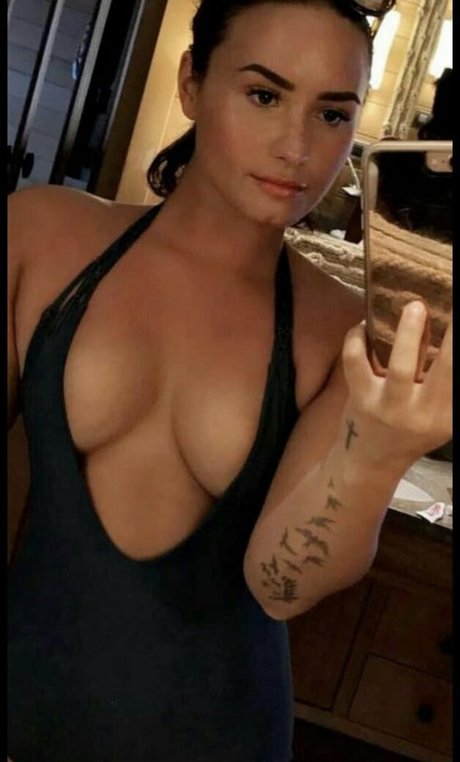 Demi Lovato sexy onlyfans