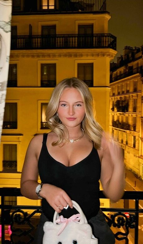 Daisy Campbell onlyfans topless