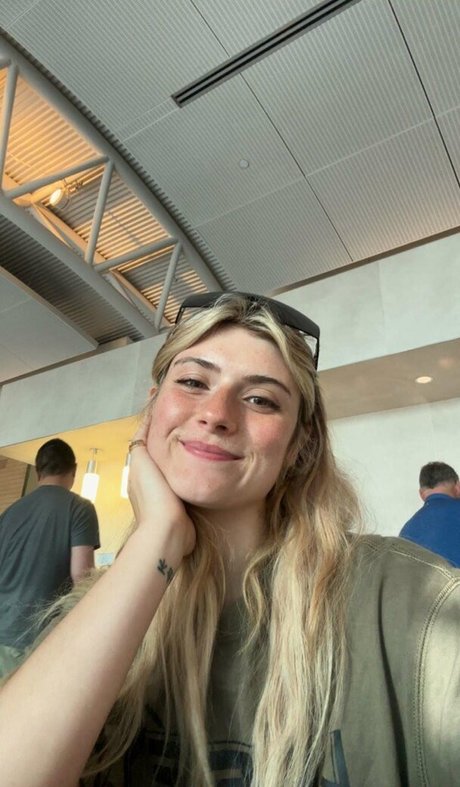 Faith Ordway onlyfans model