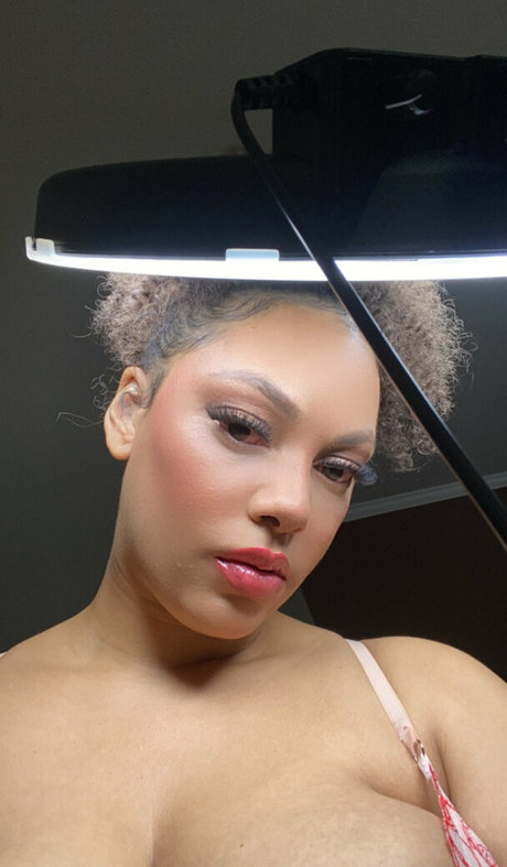 famousaria topless onlyfans