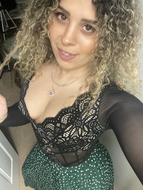 JustYeliz nude onlyfans