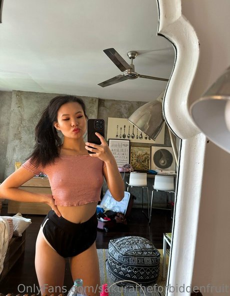 sakuratheforbiddenfruit onlyfans content