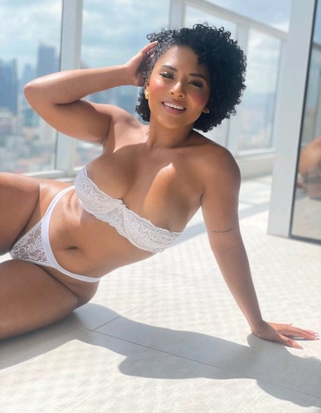 Raychellemcm onlyfans star