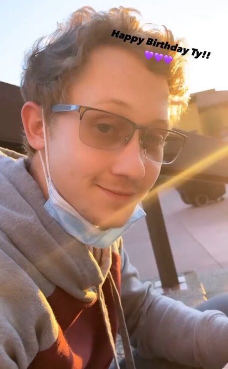 ASMR Darling only fans photos