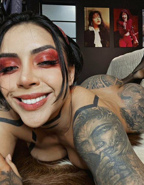 DElettraa onlyfans nude photos