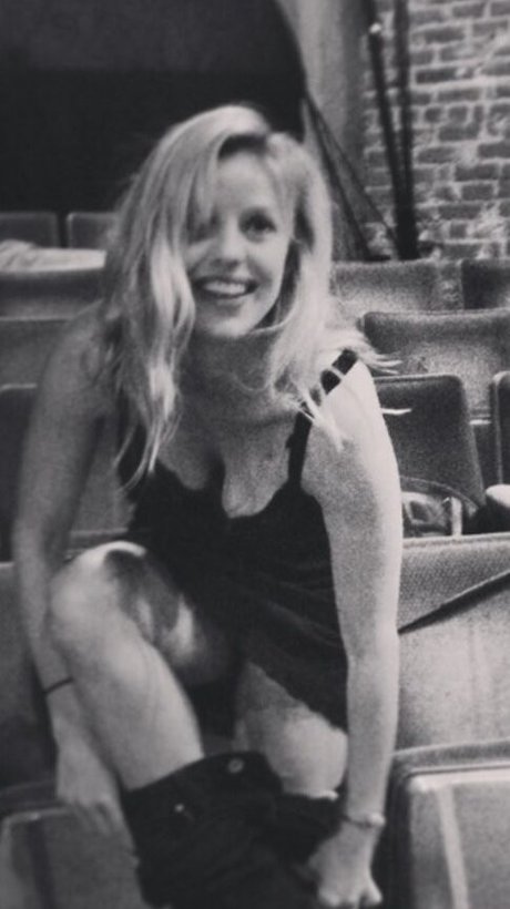 Kelli Garner onlyfans nide