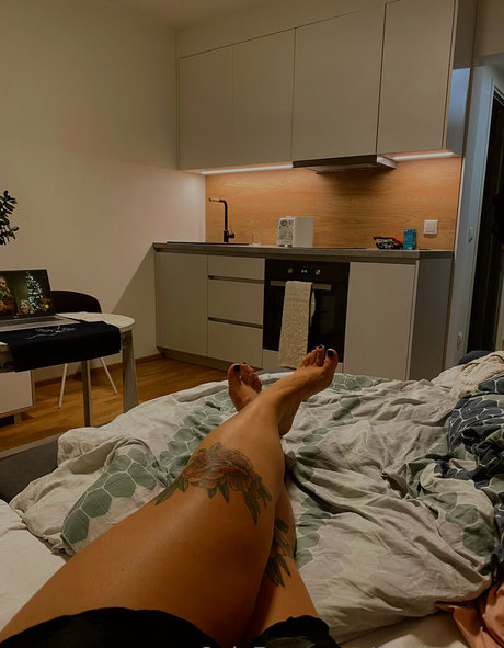 feetloretta onlyfans tits