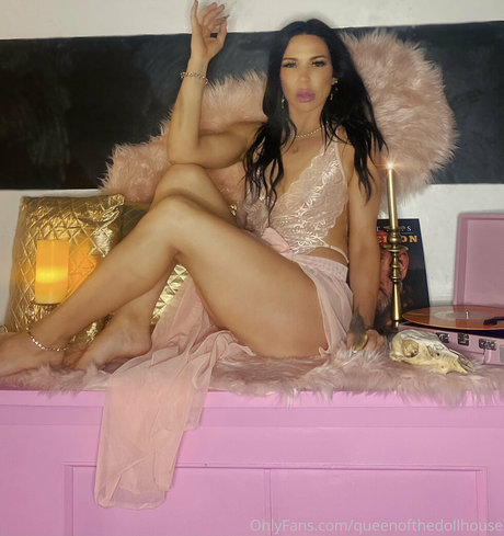 queenofthedollhouse onlyfans ass