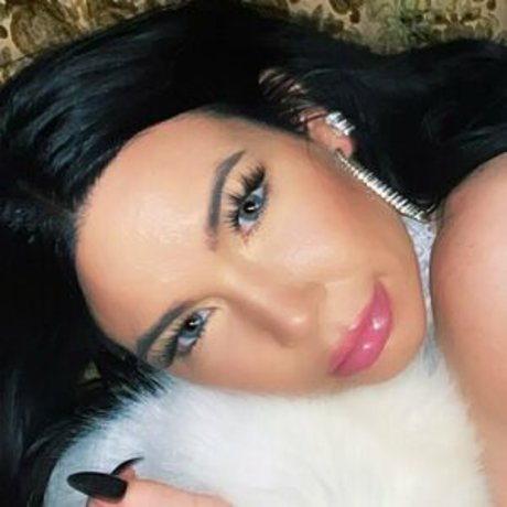 queenofthedollhouse Profile image