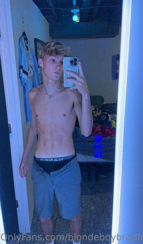 blondeboybradfree hot onlyfans