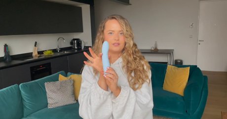 The Girl In Lingerie onlyfans public photos