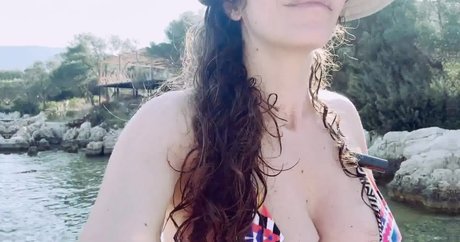 Karolin Fisekci onlyfans leaked.