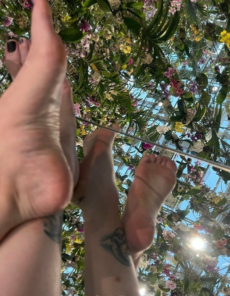 loritoes32 feet onlyfans