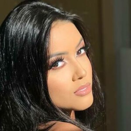 Karlyane Menezes Profile image