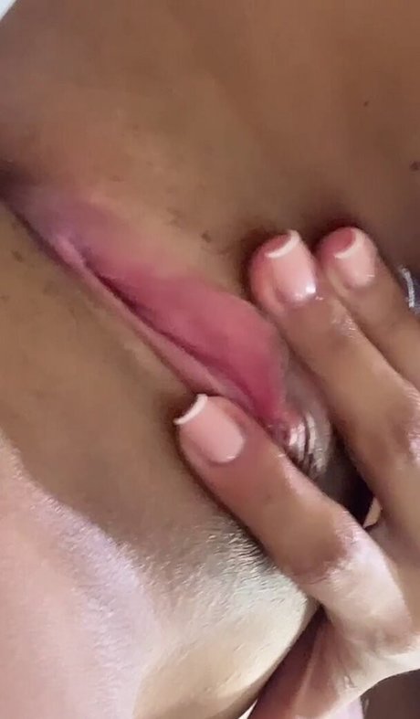 Karlyane Menezes onlyfans leaked.