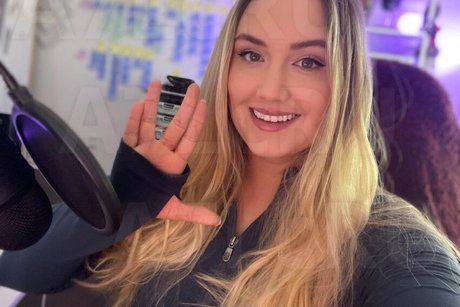 Naomi Kyle onlyfans sextape leak