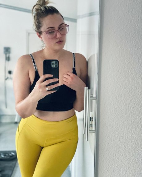 Naomi Kyle onlyfans page