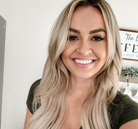 Ashley Freiberg onlyfans model