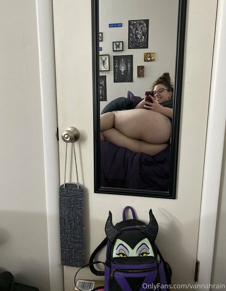 vannahrain onlyfans striptease