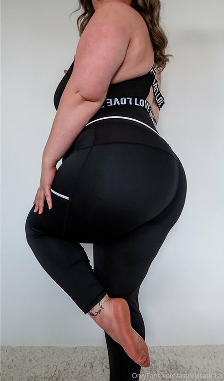 ashleytheteasefree naked only fans