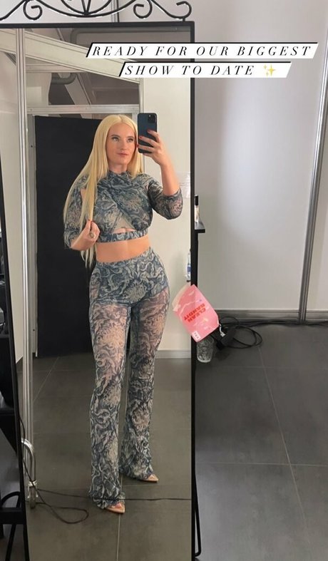 Grace Chatto onlyfans striptease