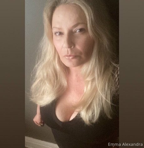 uniquilyyours onlyfans nude content