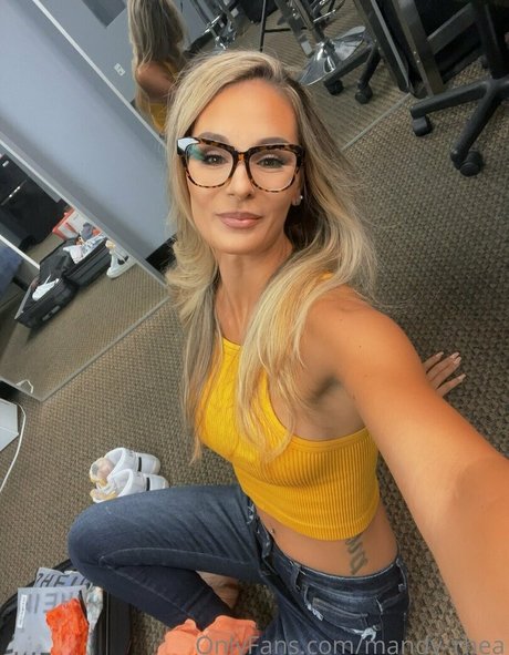 mandyrhea onlyfans model photo