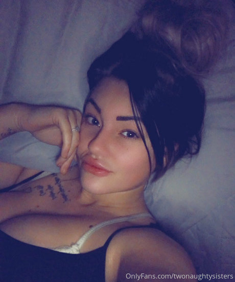 twonaughtysisters only fans nude leaks