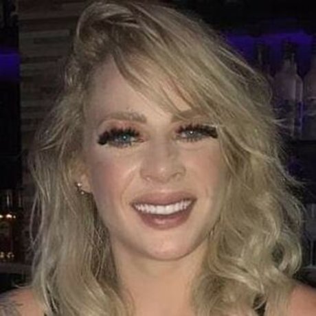 outdoor onlyfans nude self-portrait