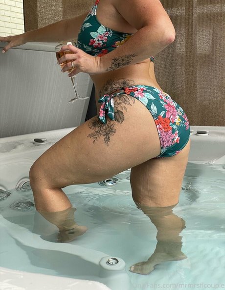 swingerellefree onlyfans model photo