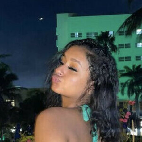 Isyglue nude onlyfans leaks