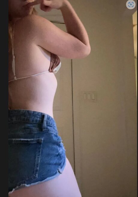 thqttie onlyfans model images