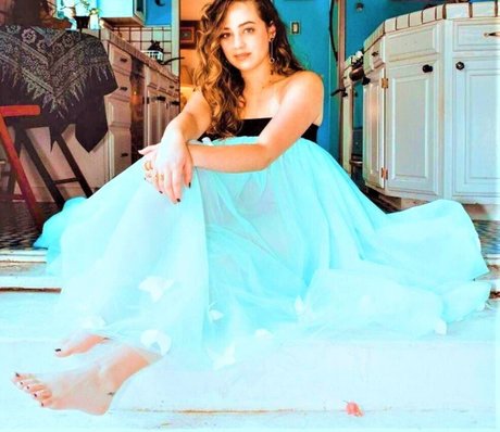 Mary Mouser onlyfans leaked