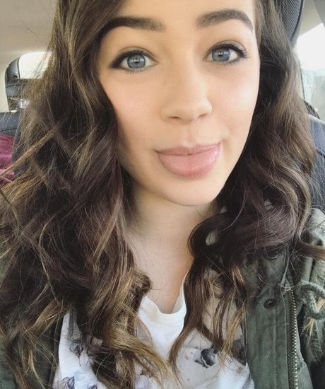 Mary Mouser en onlyfans