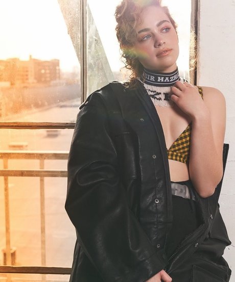 Mary Mouser boobs onlyfans