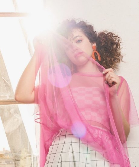 Mary Mouser en onlyfans