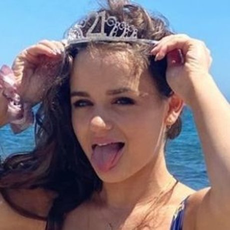 Mary Mouser strip onlyfans