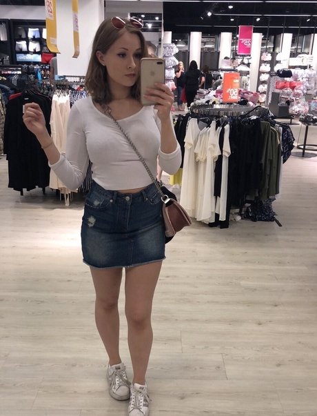 asian girlfriend onlyfans nudes selfie